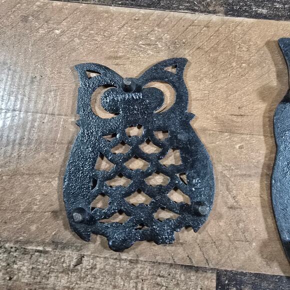 Retro Farmhouse Owl Trivets - Black Cast Iron - Set of 2 - Picture 6 of 7